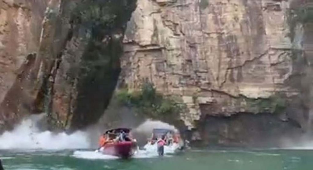 Cliff Collapses on Tourist Boats Brazil