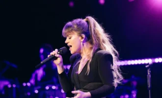 Kelly Clarkson weight loss, bradley cooper gigi hadid, whoopi Goldberg, gigi hadid and bradley cooper, shania twain new look, mcdonald's $5 meal deal